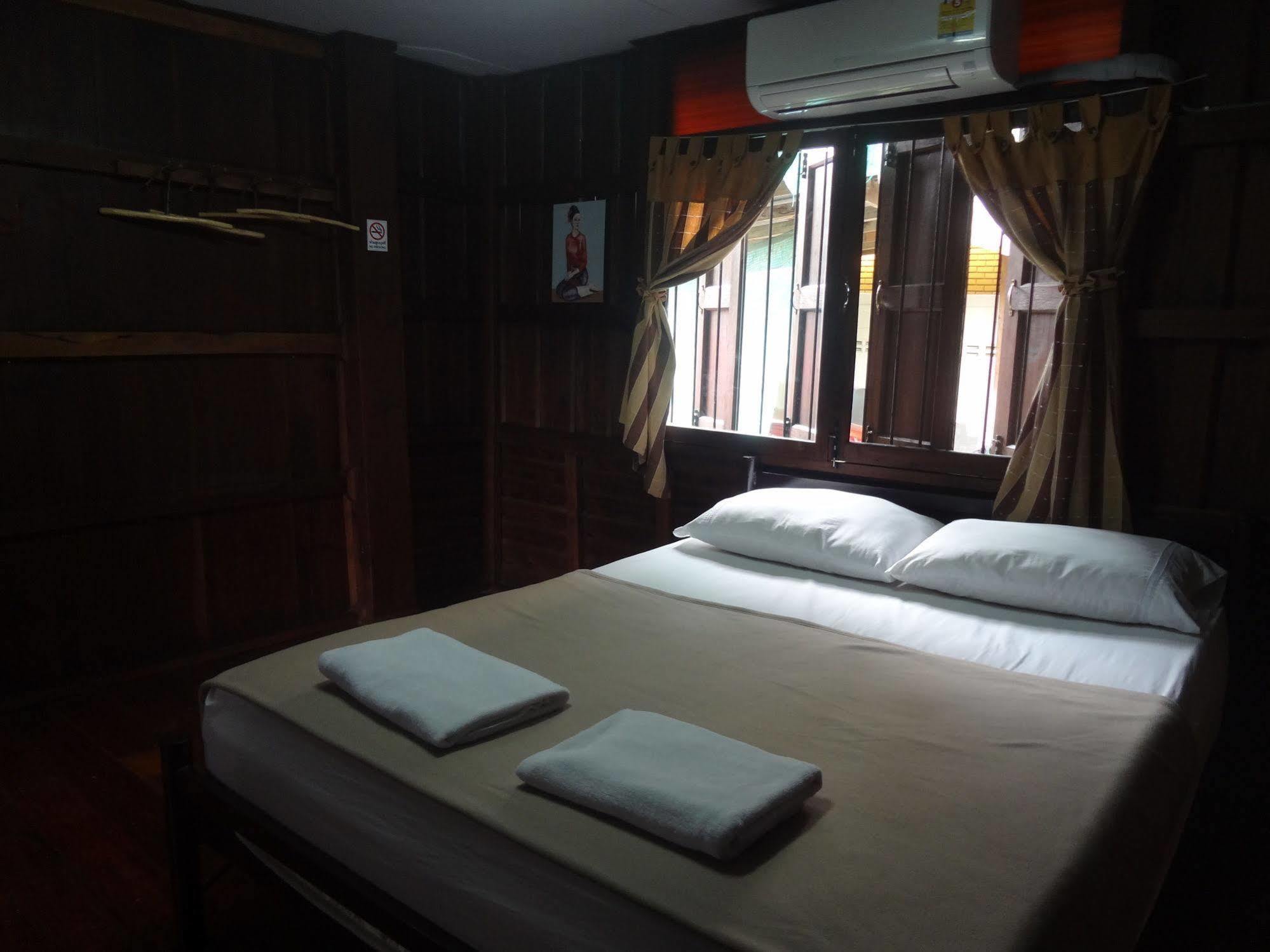Baan Mai Guesthouse Mae Hong Son Esterno foto