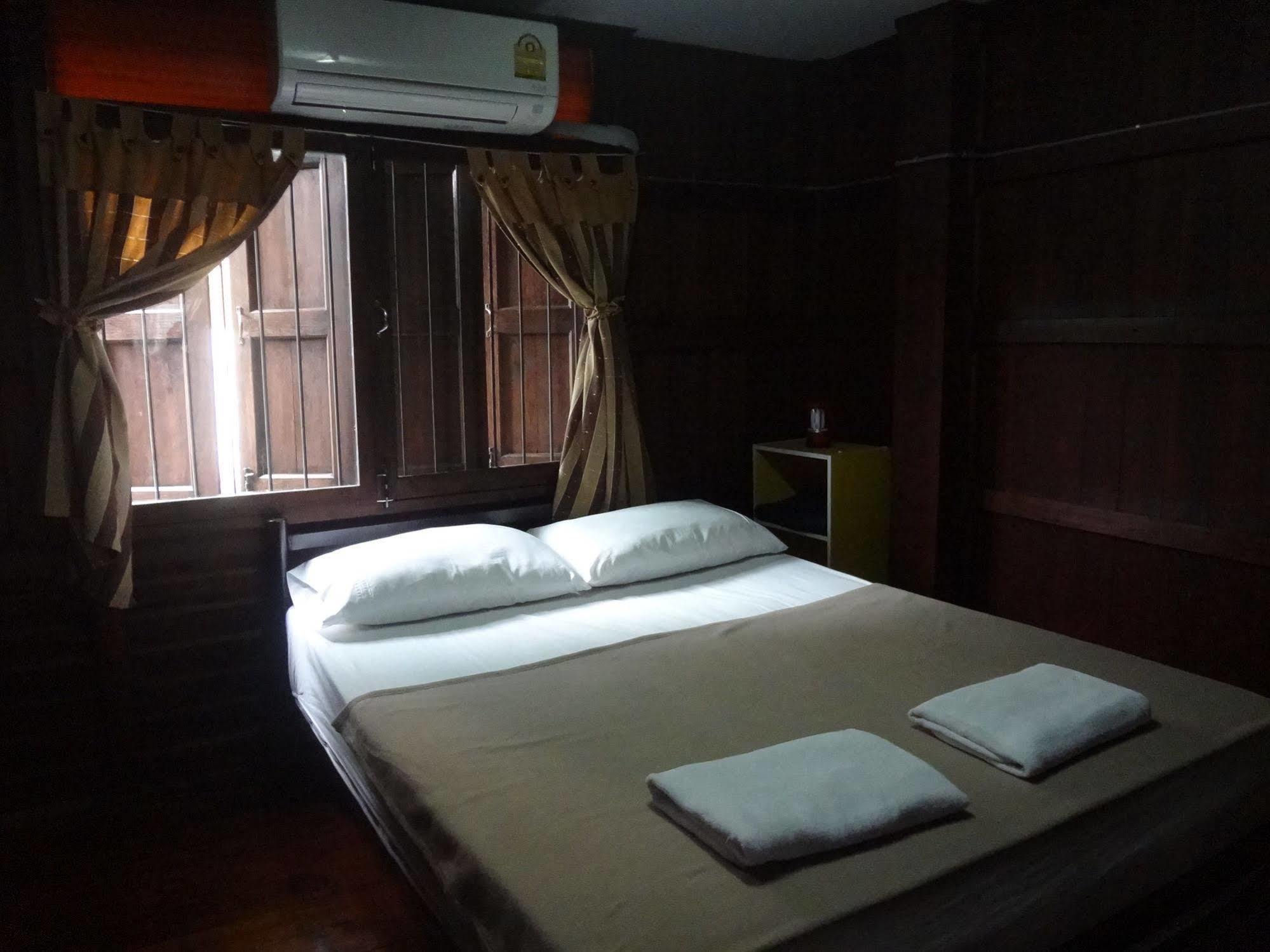 Baan Mai Guesthouse Mae Hong Son Esterno foto